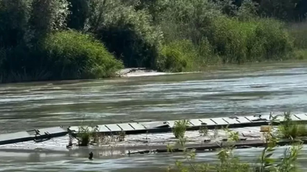В Павлодарской области затонул после разрушения понтонный мост