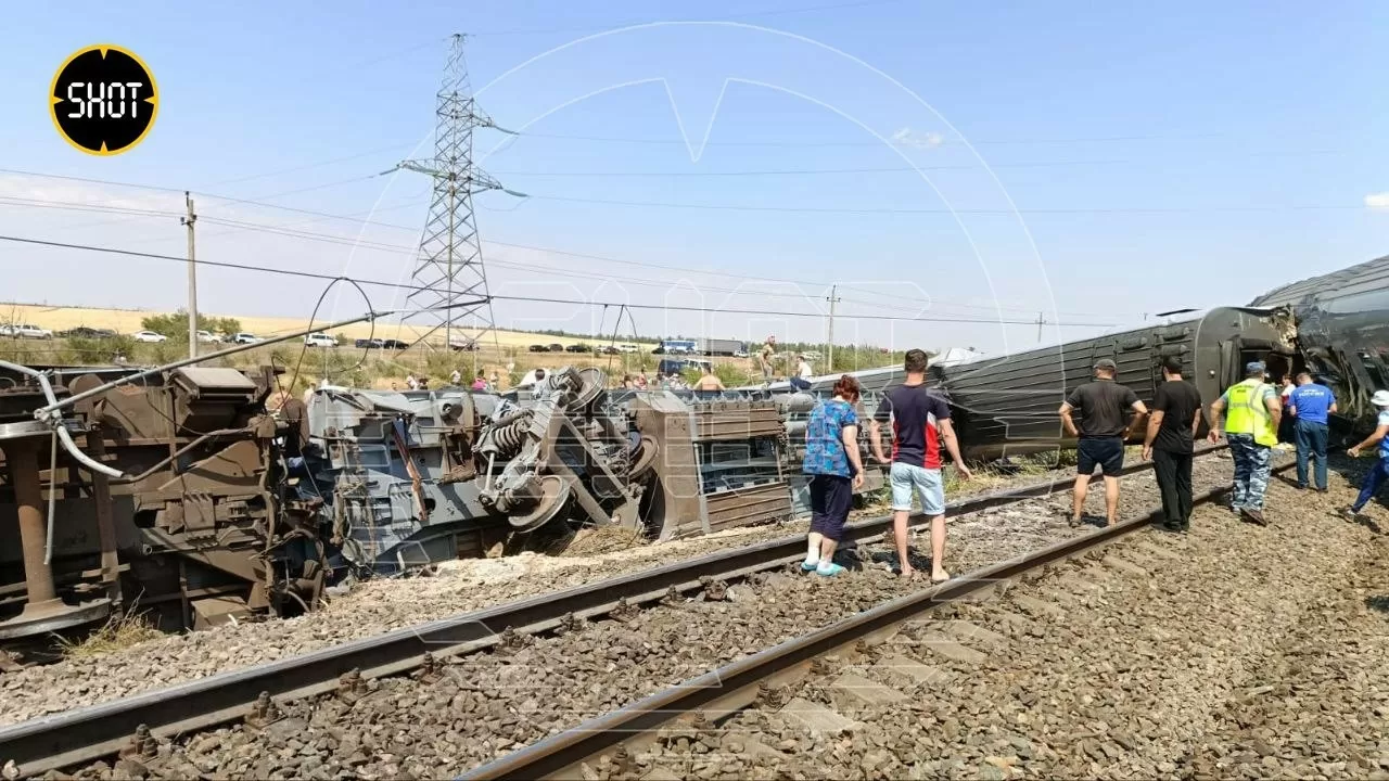 Поезд столкнулся с "КамАЗом"  в Волгоградской области. Есть пострадавшие 