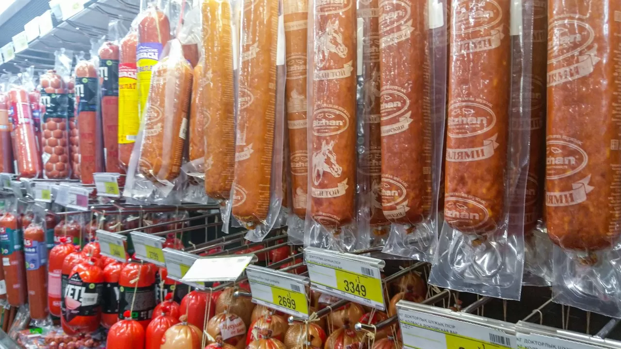 На прилавках магазинов в СКО господствуют импортные колбасы  