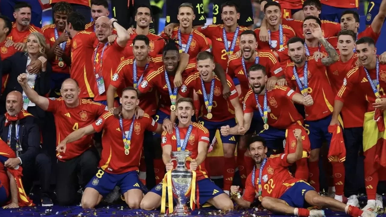 Испания Еуропа чемпионатында 4 мәрте жеңіске жеткен алғашқы құрама атанды
