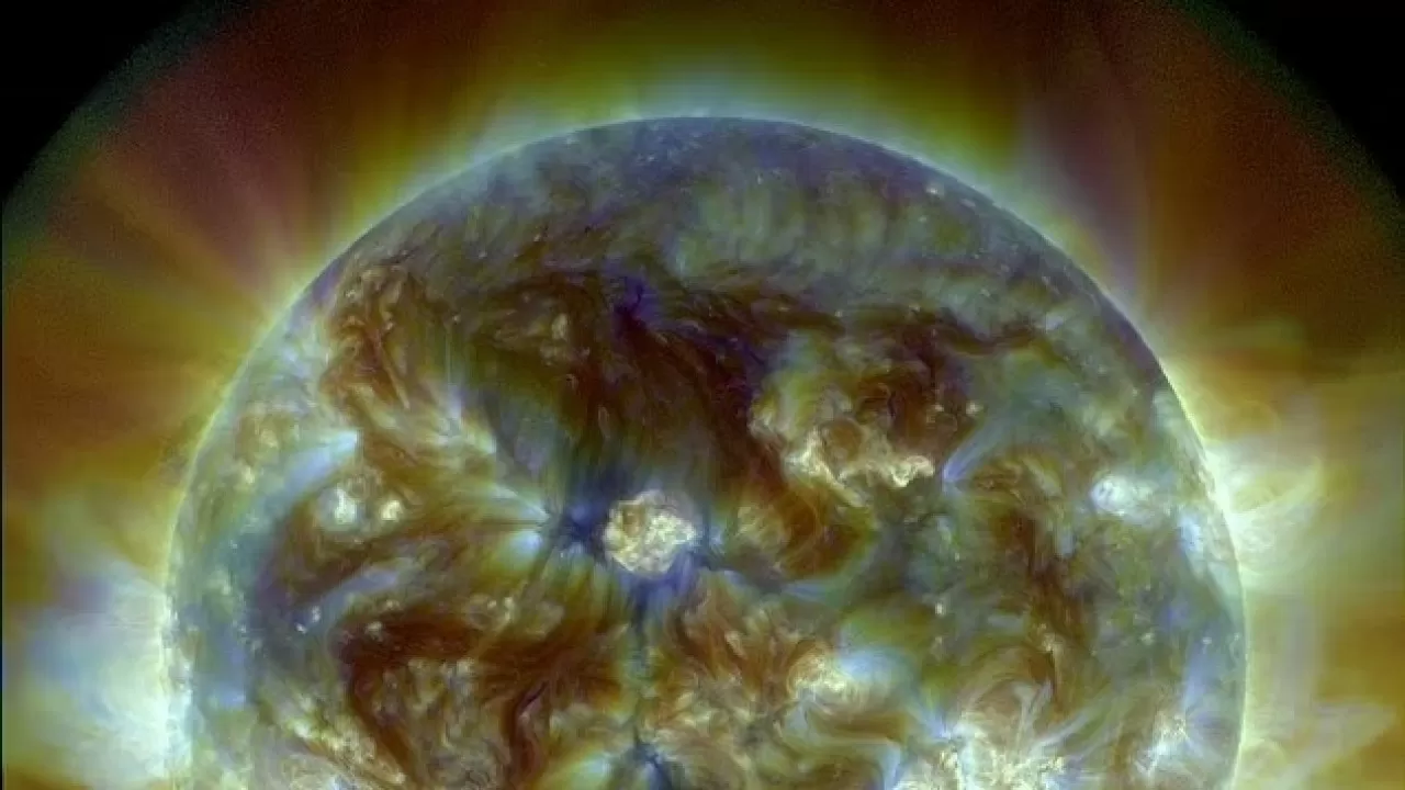 Извержение темной плазмы на Солнце: возможны перебои в радиосвязи