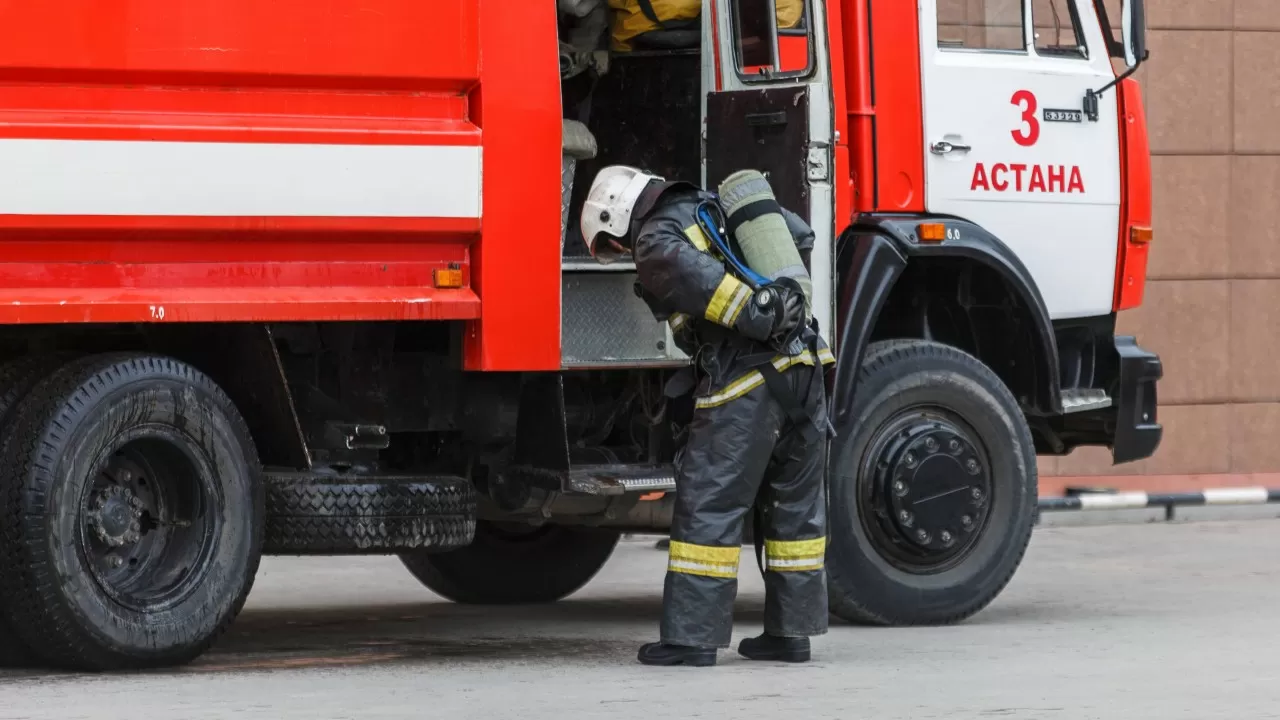 Взрыв газа привел к обрушению панелей административного здания в Астане