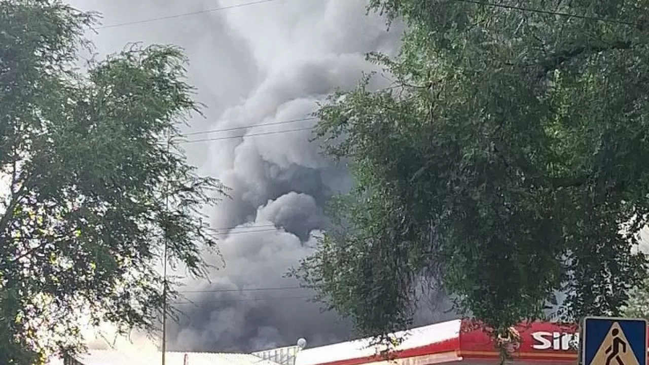 Пожар на складе тушат в районе барахолки в Алматы