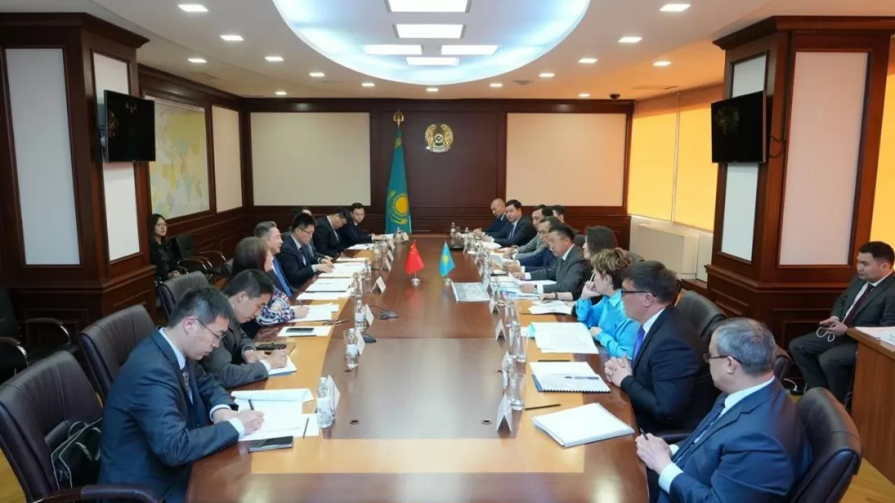 Астанада Көлік министрі Марат Қарабаевтың Қытай Көлік министрі Ли Сяопинмен кездесуі өтті
