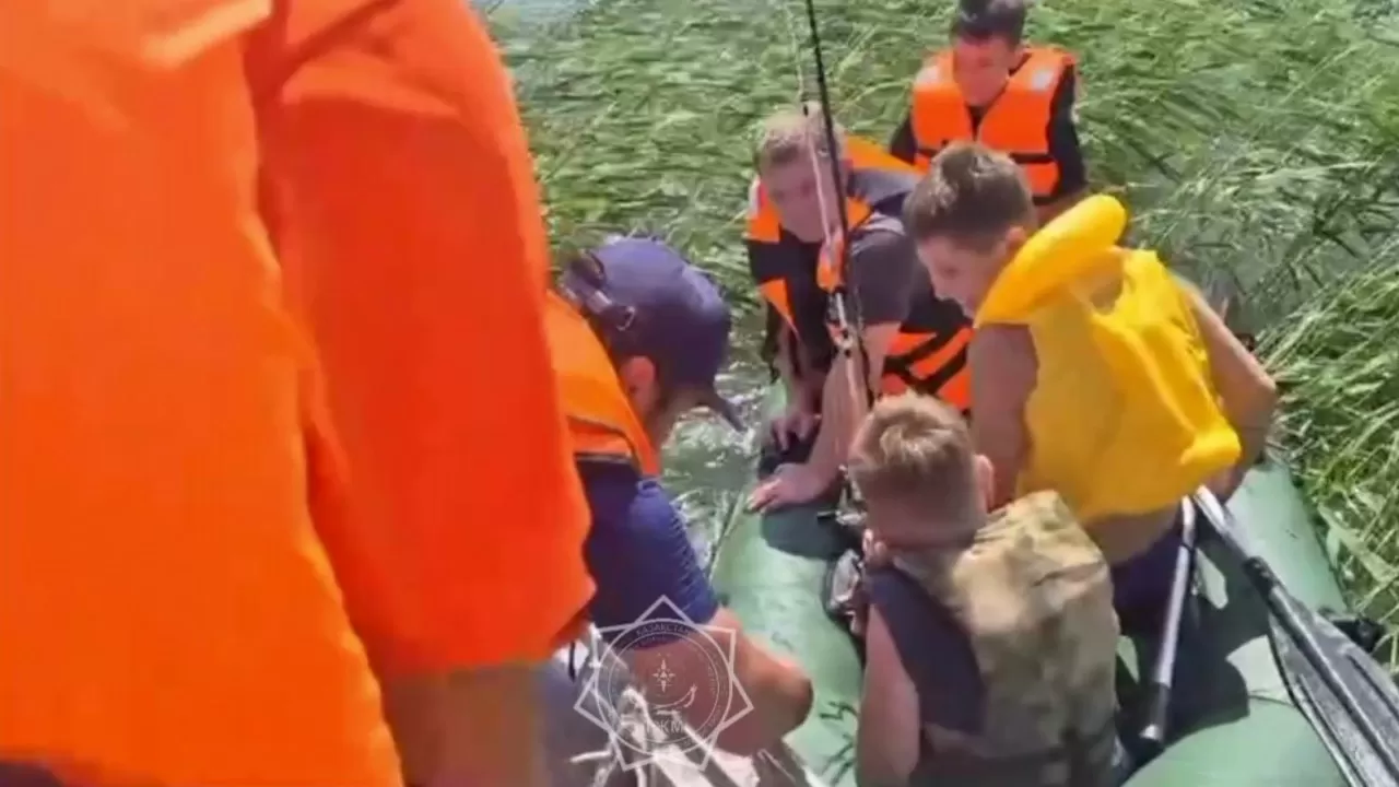 Мужчину и троих детей спасли на озере в Акмолинской области