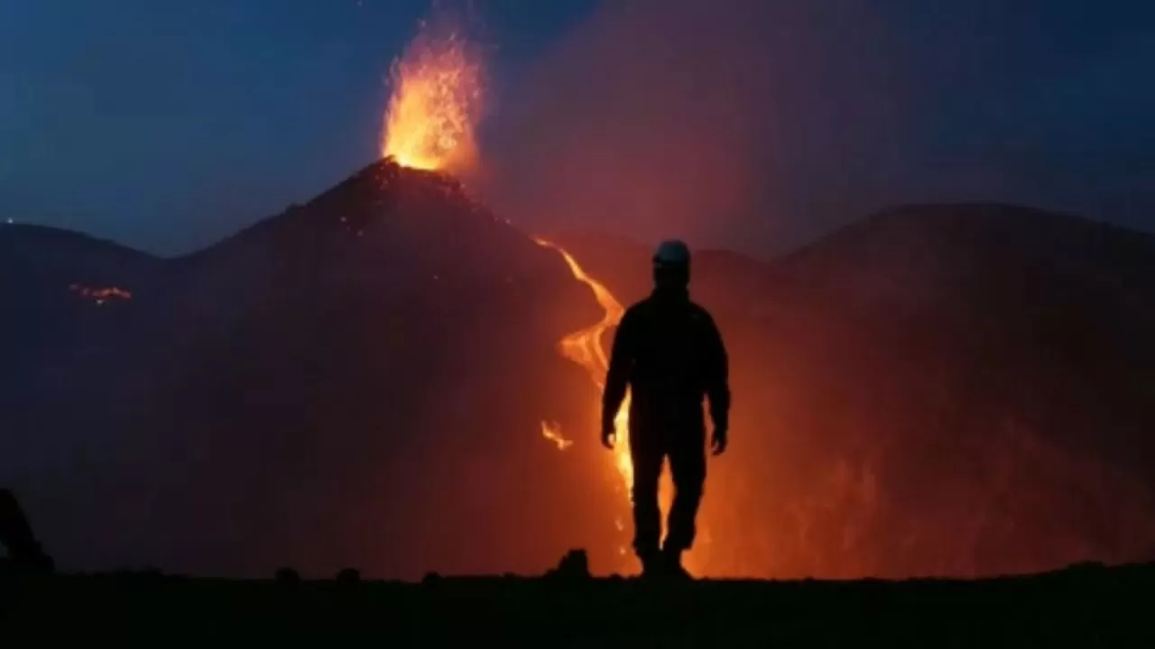 Самый высокий вулкан Европы продолжает извергаться