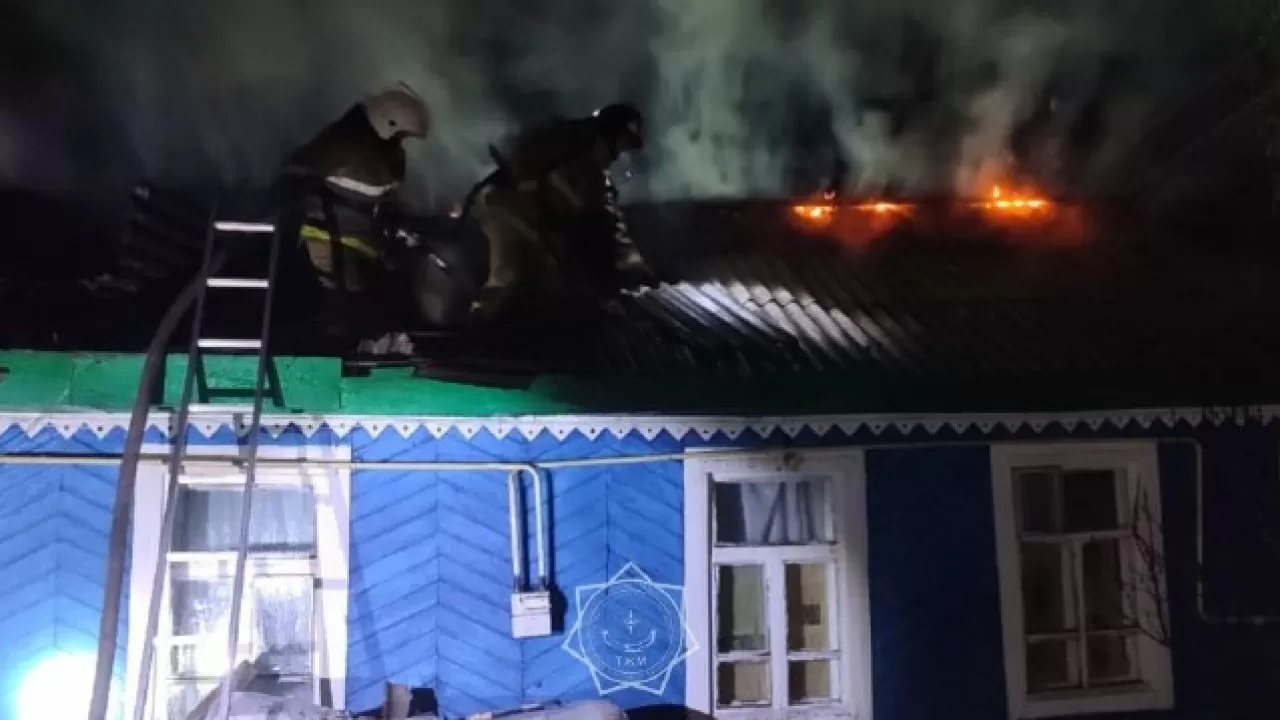 Частный жилой дом вспыхнул ночью 10 июля в Костанае 