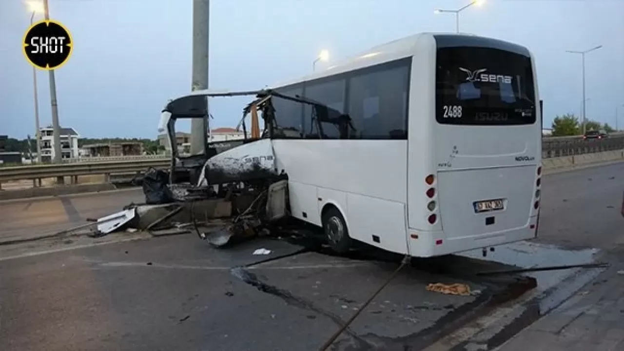 Микроавтобус с туристами врезался в бетонный столб в Турции – 20 пострадавших 