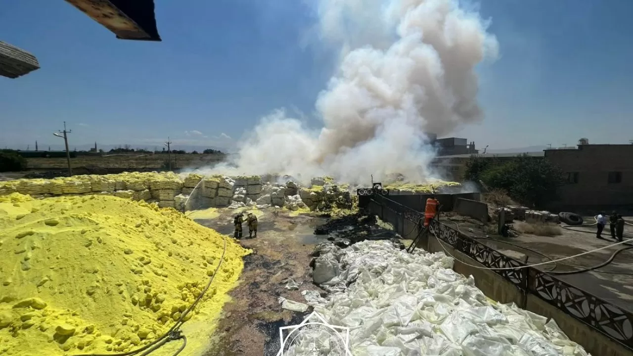 Микрорайон эвакуируют в Шымкенте из-за загоревшейся серы