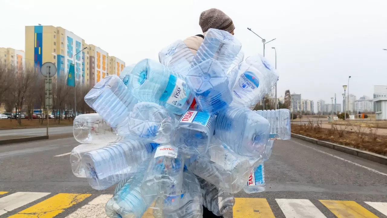 Казахстан задыхается от пластика: не менее 100 тыс. тонн отходов в год уничтожают природу и здоровье