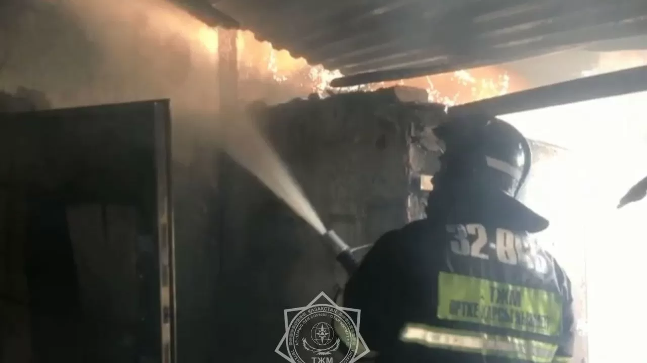 Крупный пожар в частном доме потушен в ВКО 