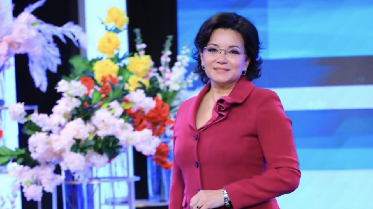 Порно анасы ұлына порно үйретеді