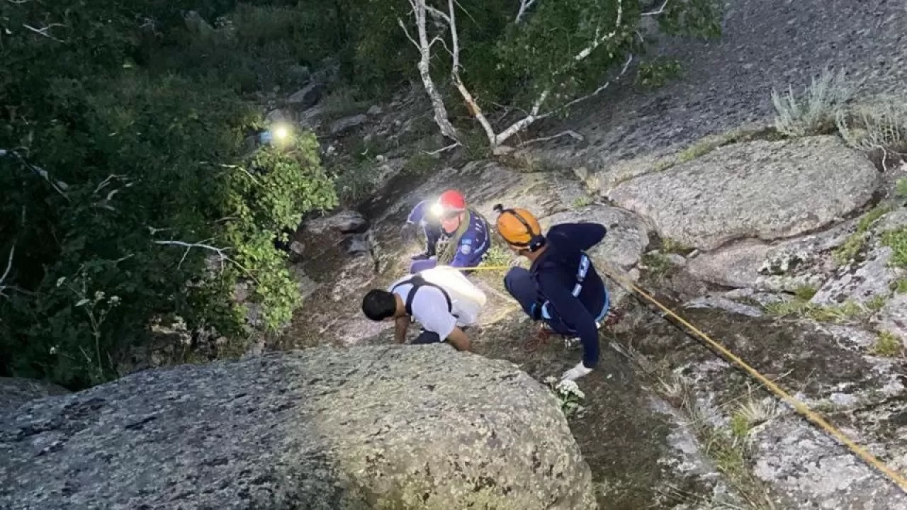 Двоих человек спасатели эвакуировали с горы в Павлодарской области 