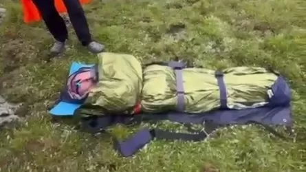 В Риддере спасатели 45 км несли на носилках туристку, повредившую ногу