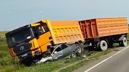 Крупная авария в Костанайской области – ВАЗ оказался под грузовиком 
