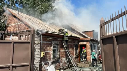 Пожарным удалось спасти частный дом от уничтожения в Павлодаре