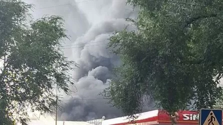 Пожар на складе тушат в районе барахолки в Алматы