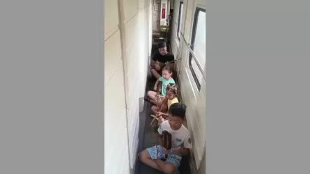 Поездка в Алматы обернулась для пассажиров поезда неожиданным концертом