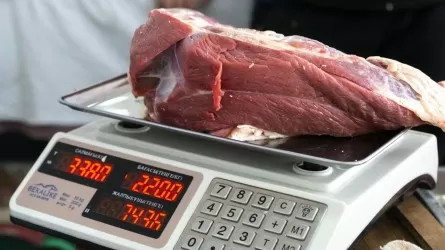 Казахстанцы бурно обсуждают "ожившее" мясо на разделочной доске  