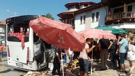 Түркияда туристер мінген автобус апатқа ұшырады: 1 адам қаза тауып, 32 жолаушы жарақат алды