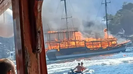 Туристическое судно сгорело у берегов турецкого курорта 