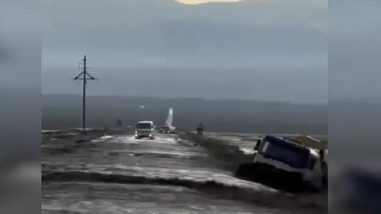Мощный поток воды смыл грузовик с дороги в Алматинской области 