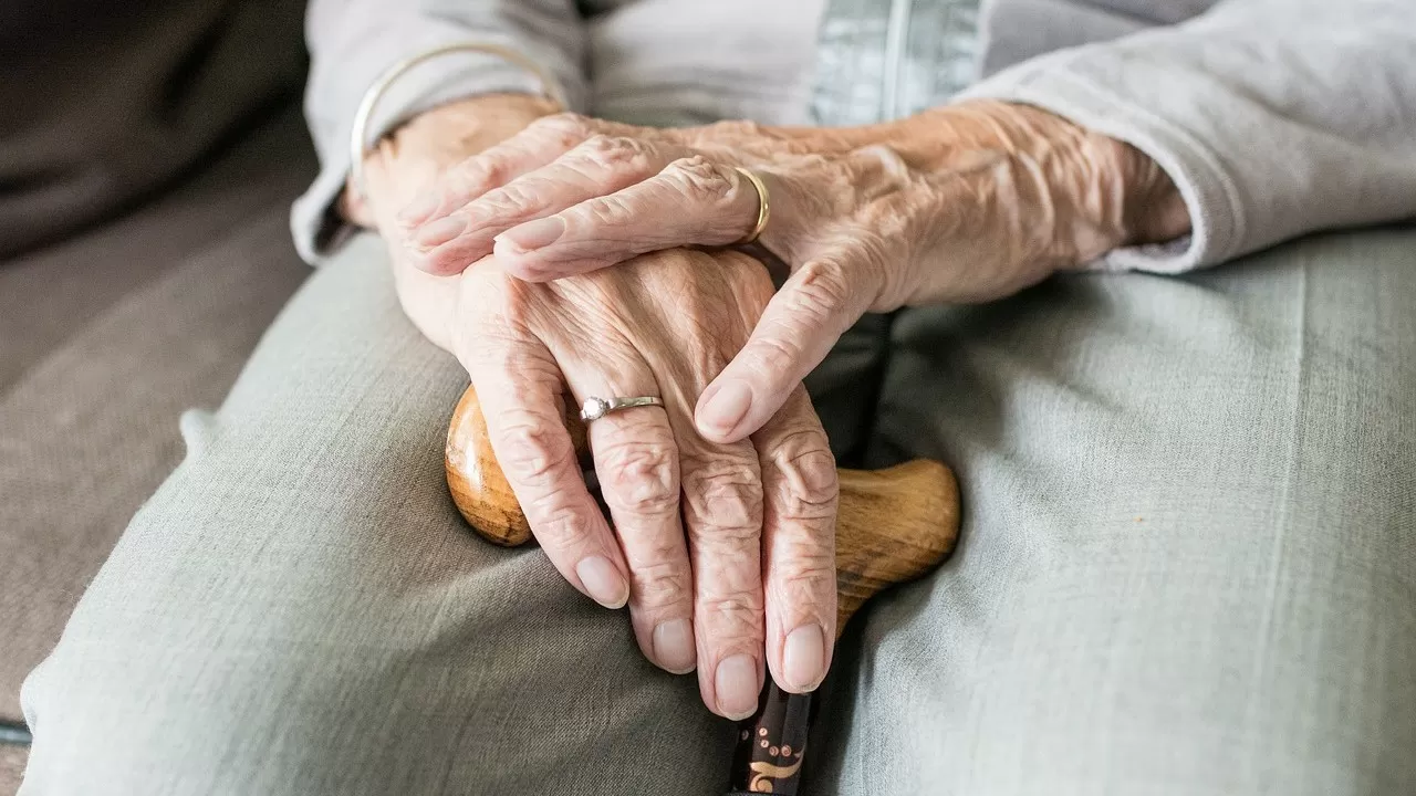 Кризис семьи: почему пенсионеры уходят в дома престарелых?