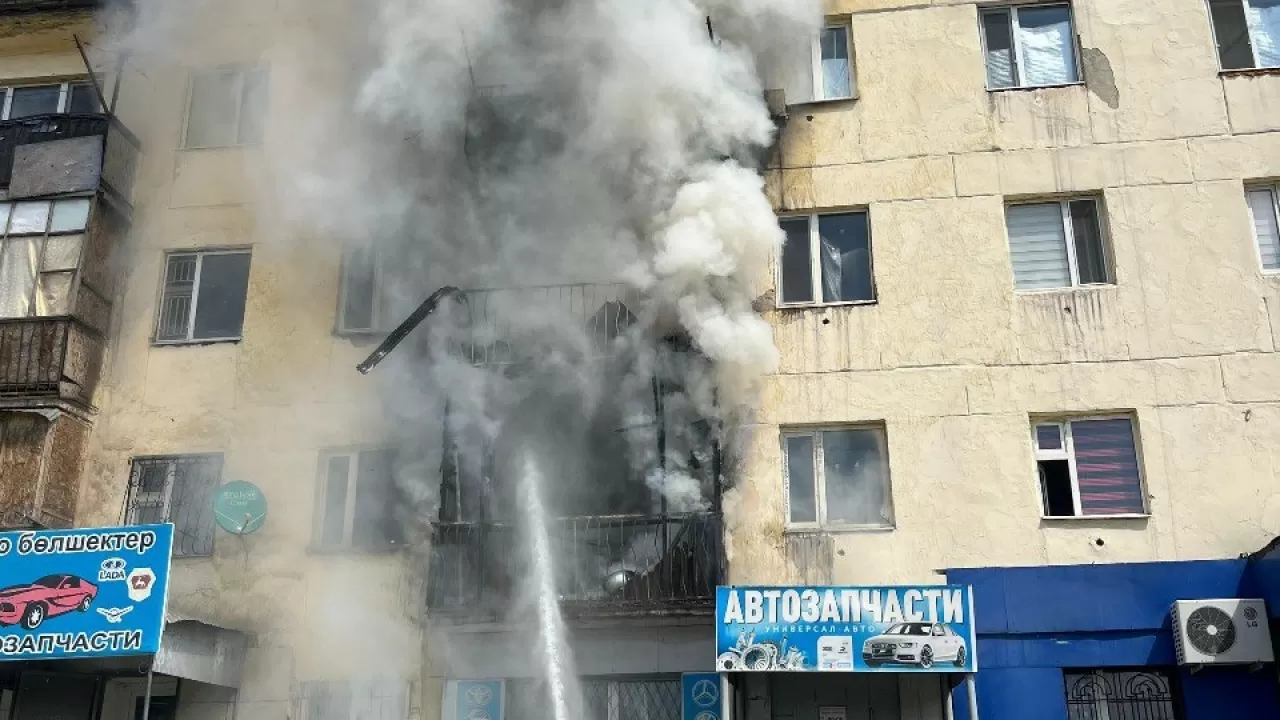 Три балкона полыхали в жилом доме в Улытауской области 