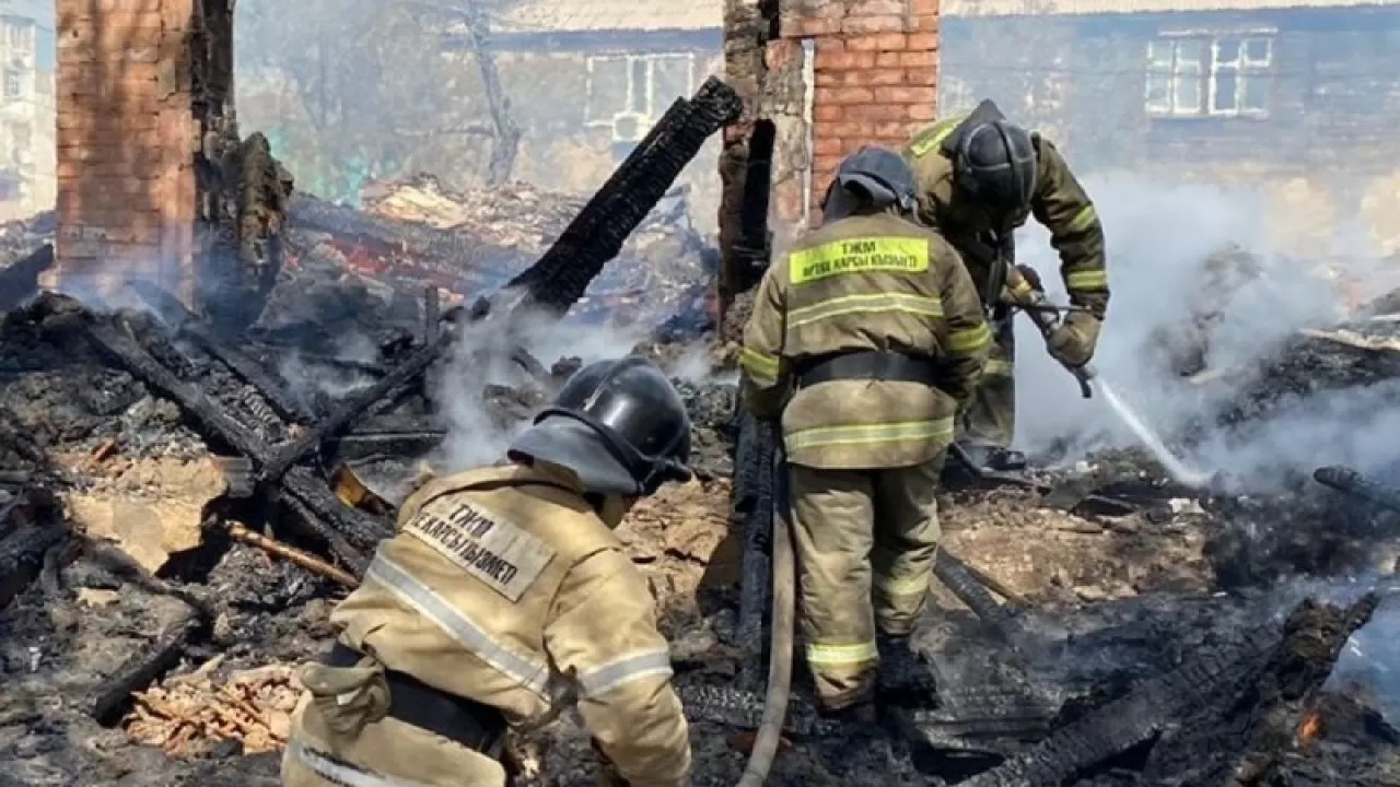 Обширный пожар в двухэтажке потушили в Улытауской области 