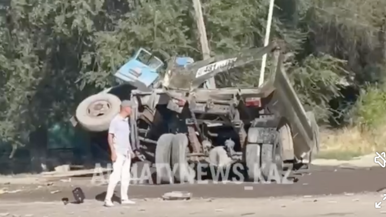 Ақ шұлық киген Эми Андерсонмен порно бейнелерді қараңыз