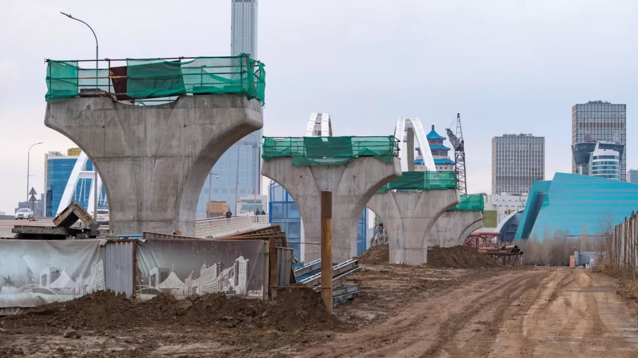 В центре Астаны ограничили движение из-за демонтажа конструкций LRT