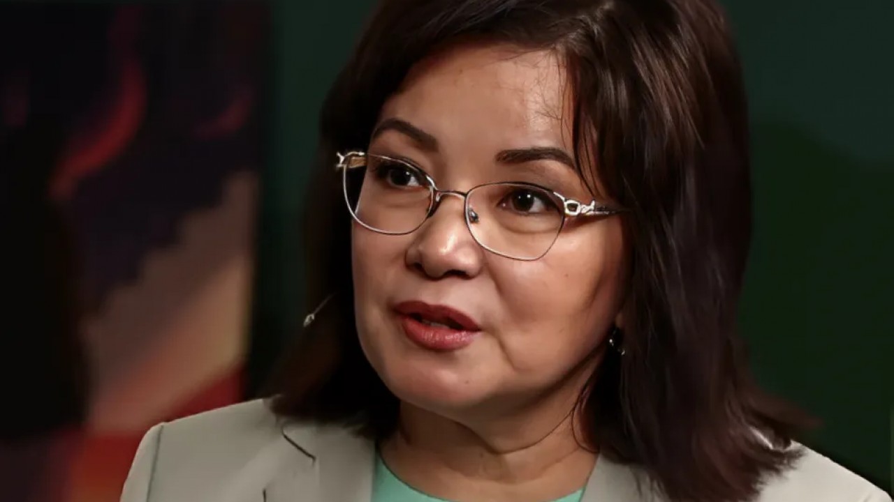 Жігіттер дос қызын саяжайда сигийді.