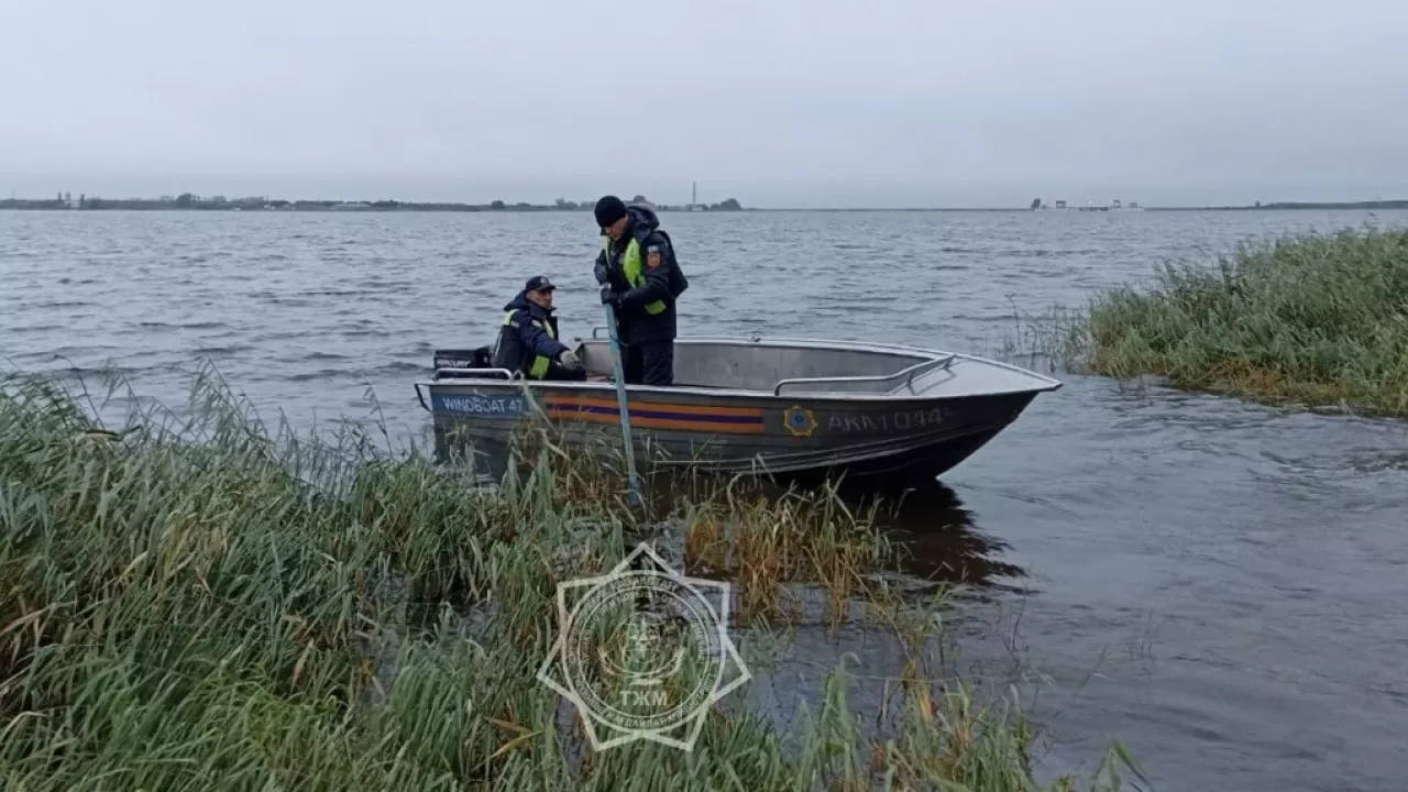 Двух рыбаков спасли и наказали под Астаной 