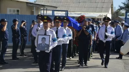 В Жамбылской области простились c полицейскими, погибшими в ДТП