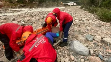 В МЧС задействовали вертолет, чтобы спасти туристку в горах Алматинской области