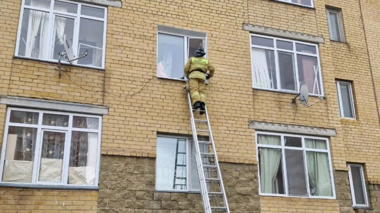 Двух детей спасли сотрудники МЧС в городе Косшы 