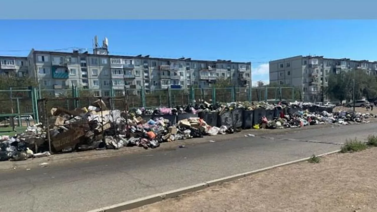 Одновременно заболевшие водители спецмашин стали причиной мусорного коллапса в Караганде