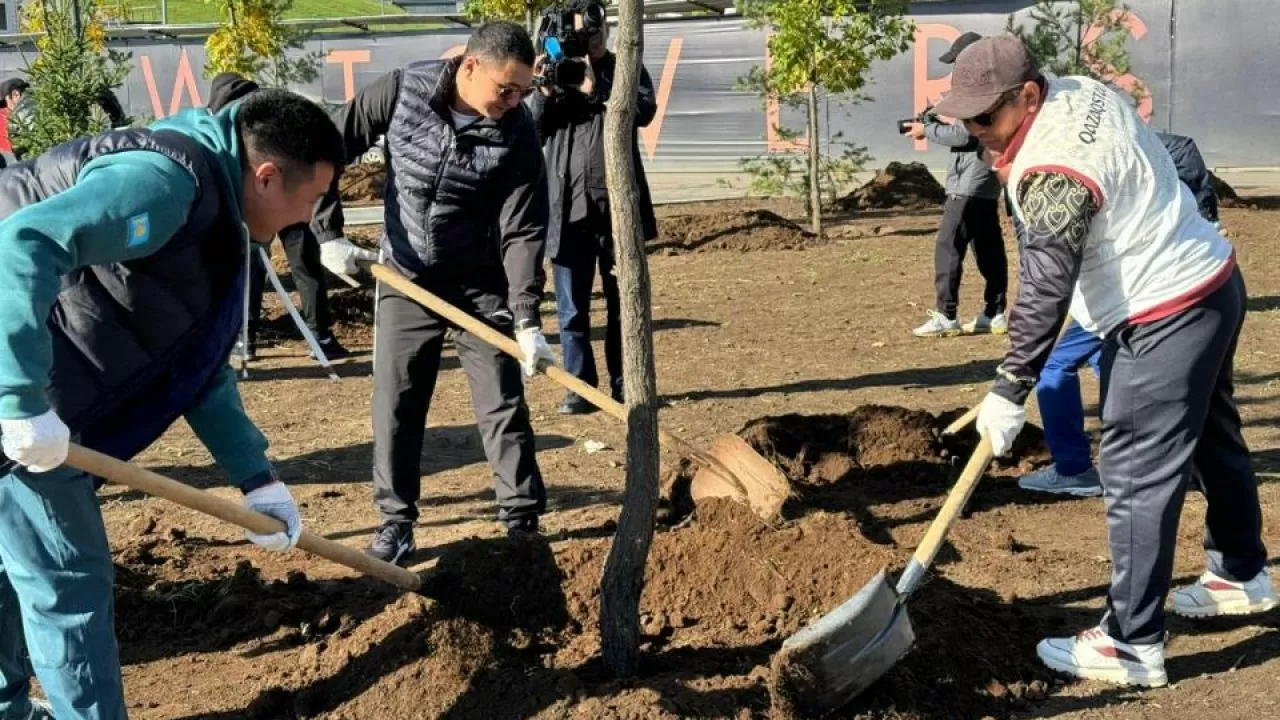 В масштабном субботнике приняли участие десятки тысяч жителей Астаны 