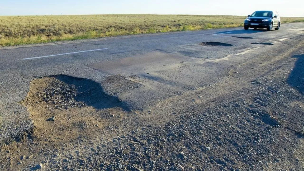 Павлодар облысында былтыр салған жолдар бүлініп жатыр