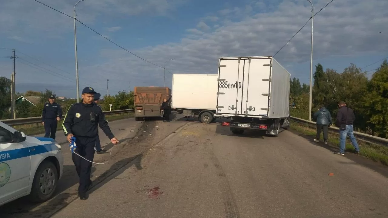 Три грузовика столкнулись в Костанае 