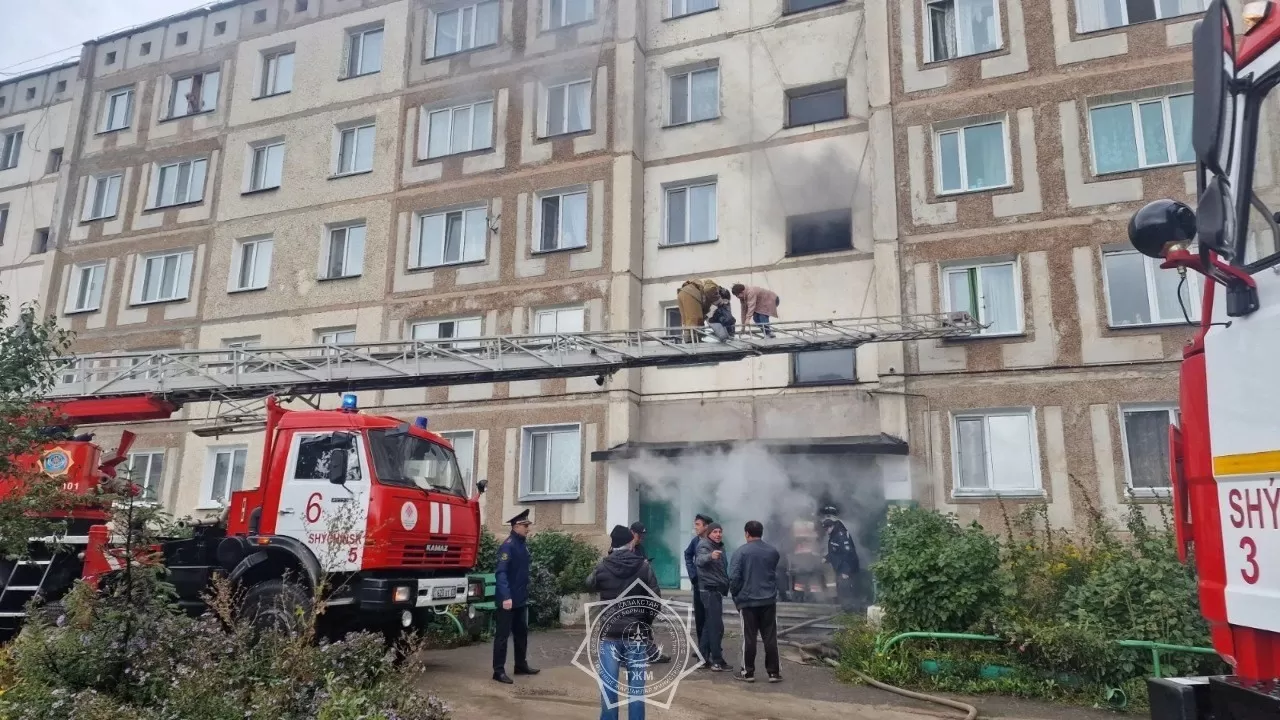 Трех человек эвакуировали из жилого дома из-за пожара в Щучинске 