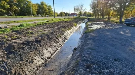 Костанайцы сливают грунтовые воды в канализацию