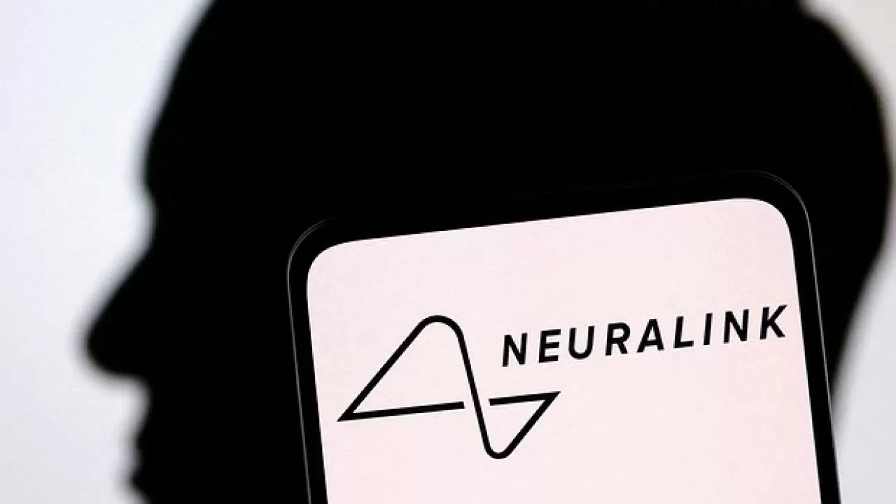 Первый человек с имплантом Neuralink в мозге с его помощью начал изучать языки