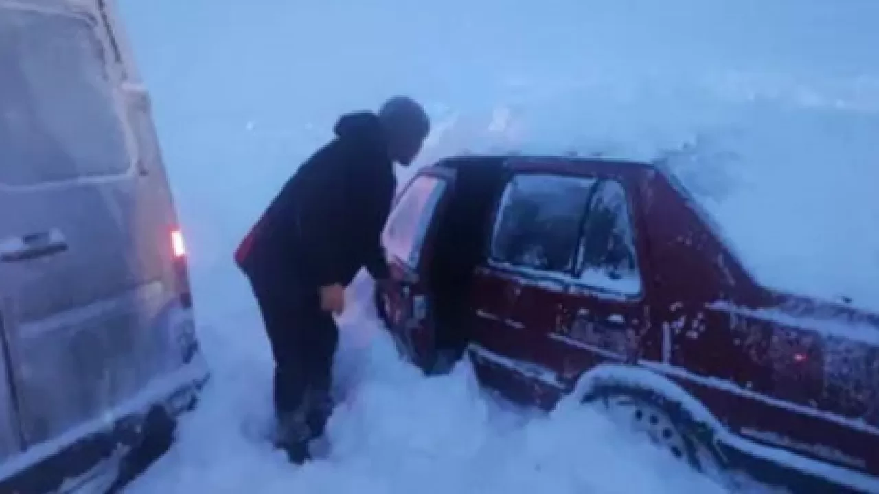 Қырғызстанда көшкін салдарынан алты көлік пен шағын автобус қар құрсауында қалды