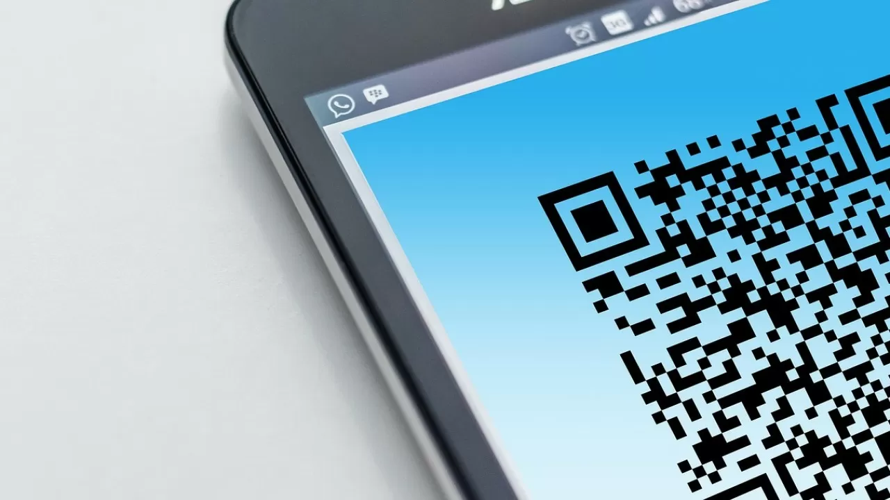 Опасные QR-коды появились в подъездах: правда или фейк?  