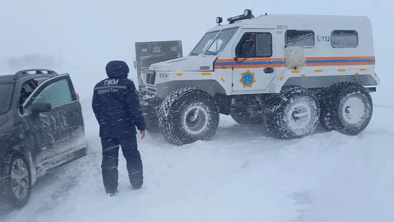 В МЧС показали, как спасали казахстанцев с заснеженных трасс 