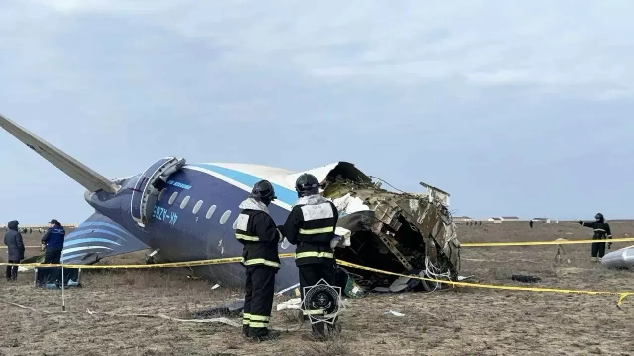 Экологи взяли образцы почвы на месте крушения самолета в Актау 