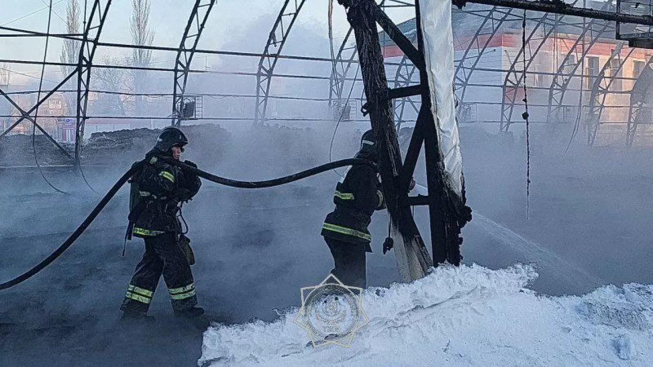 Крупный пожар разгорелся на одном из стадионов Петропавловска