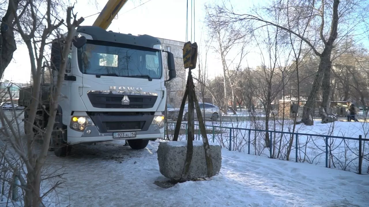 "Лежачие полицейские" кустарного производства в Павлодаре слишком громоздки