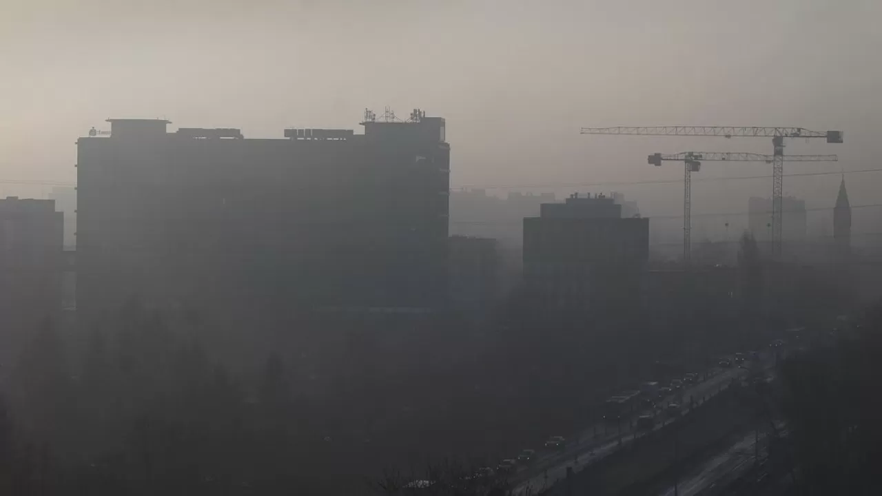 В Алматы, Караганде, Атырау и еще 7 городах 6 января будет грязный воздух 